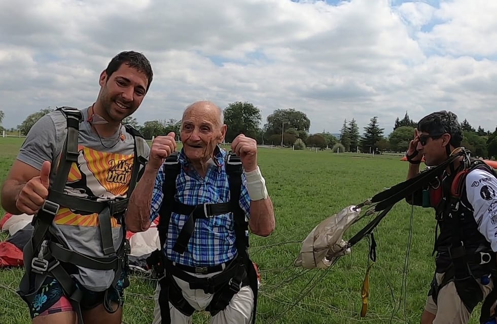 La hazaña de Coco: a los 96 años, el cordobés se lanzó por primera vez en paracaídas