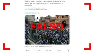 No, esta imagen de una protesta frente a la Casa Rosada no es actual; fue tomada en 2021.