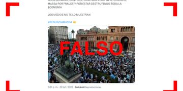 No, esta imagen de una protesta frente a la Casa Rosada no es actual; fue tomada en 2021.