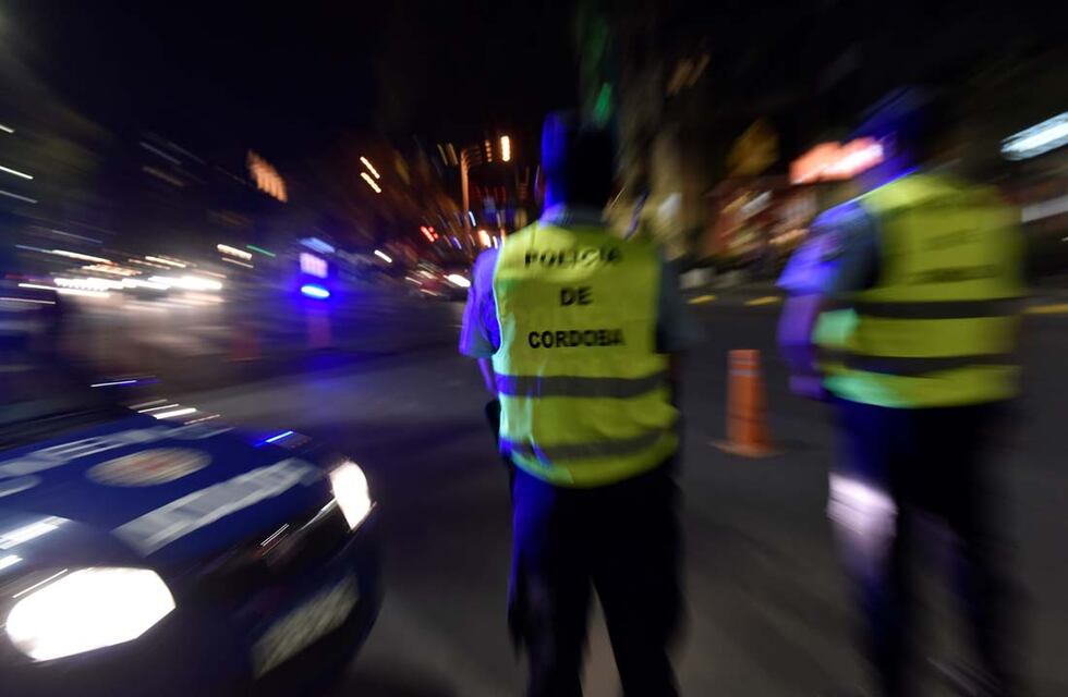 Violencia en Córdoba: filmaron una masiva pelea de jóvenes frente a un reconocido boliche de zona norte