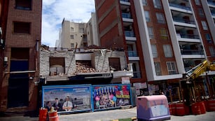 Así está el edificio y el lugar del derrumbe en boulevard San Juan al 600 a seis meses de la tragedia en Córdoba. (Pedro Castillo / La Voz)