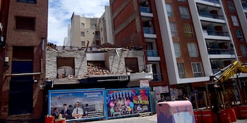 Así está el edificio y el lugar del derrumbe en boulevard San Juan al 600 a seis meses de la tragedia en Córdoba. (Pedro Castillo / La Voz)