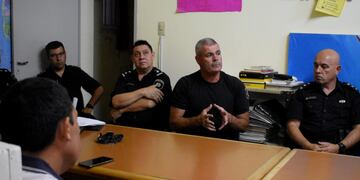 Reunión de la FEV con funcionarios municipales y policiales