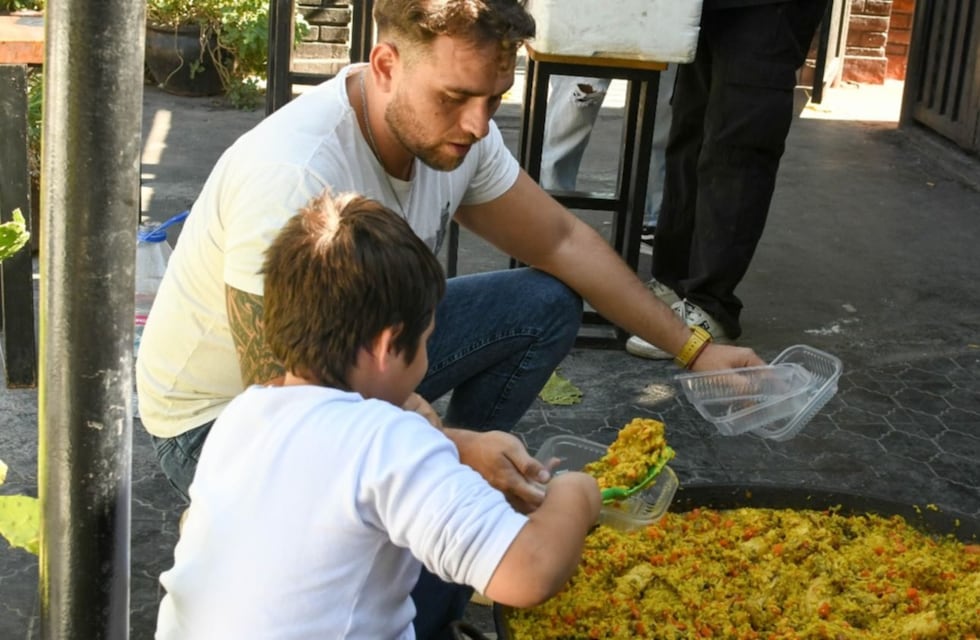 La solidaridad puede más que la crisis: sanjuaninos cocinaron 50 platos de comida para personas en situación de calle