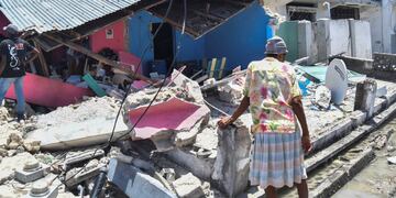 Terremoto en Haití. Una mujer se para frente a una casa destruida después de el sismo en Les Cayes. (AP)