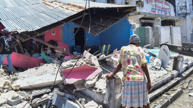 Terremoto en Haití. Una mujer se para frente a una casa destruida después de el sismo en Les Cayes. (AP)