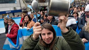 La protesta convocó a trabajadores de la salud, de la educación, bancarios y de la administración pública, por las calles céntricas, en reclamo de mejoras salariales.
Muchos sindicatos y gremios exigen mejoras en las paritarias
Foto: Orlando Pelichotti / Los Andes