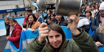 La protesta convocó a trabajadores de la salud, de la educación, bancarios y de la administración pública, por las calles céntricas, en reclamo de mejoras salariales.
Muchos sindicatos y gremios exigen mejoras en las paritarias
Foto: Orlando Pelichotti / Los Andes