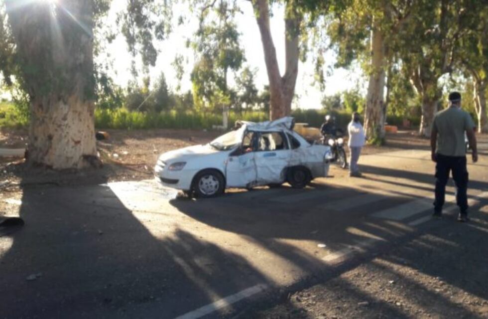 Un remisero se estrelló contra un árbol y murió en el acto