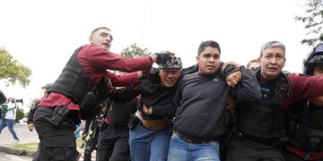 Protesta de colectiveros por el crimen de Daniel Barrientos. El ministro de Seguridad Sergio Berni fue agredido por los manifestantes y debió ser evacuado en un auto blidando. (Maxi Failla / Clarín)