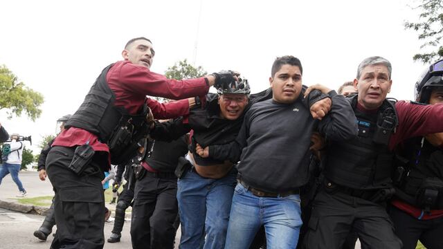 Protesta de colectiveros por el crimen de Daniel Barrientos. El ministro de Seguridad Sergio Berni fue agredido por los manifestantes y debió ser evacuado en un auto blidando. (Maxi Failla / Clarín)