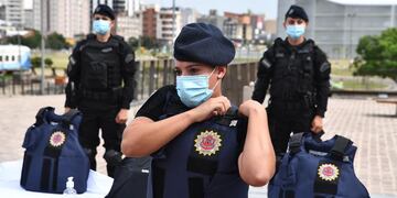 Las mujeres policías contarán con chalecos adaptados a su anatomía. (Gobierno de Córdoba)