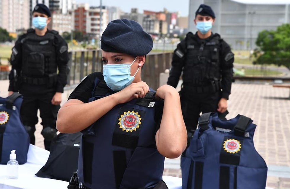 Córdoba: entregaron chalecos antibalas para mujeres policías