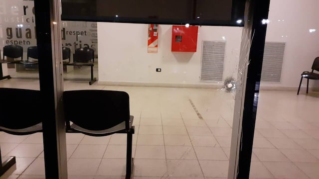 Atacaron a balazos el Centro de Justicia Penal de Rosario (@somosrosariook).