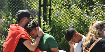Dolor de amigos y familiares de Lucas González. Foto: Clarín