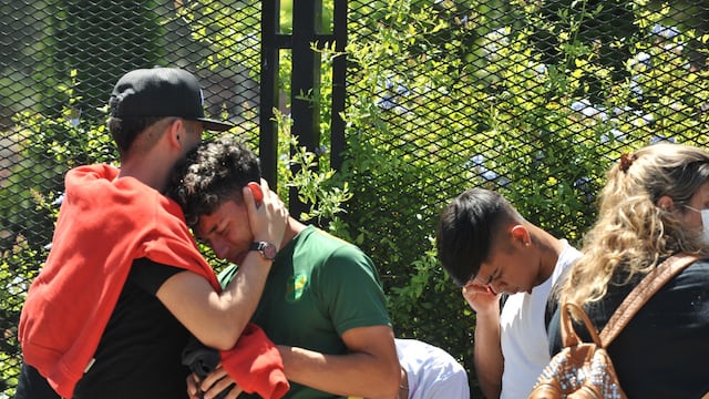 Dolor de amigos y familiares de Lucas González. Foto: Clarín