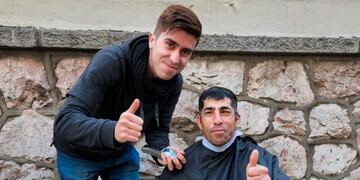 Matías le corta el pelo gratis a personas en situación de calle.