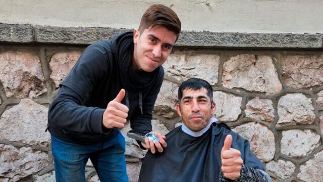 Matías le corta el pelo gratis a personas en situación de calle.