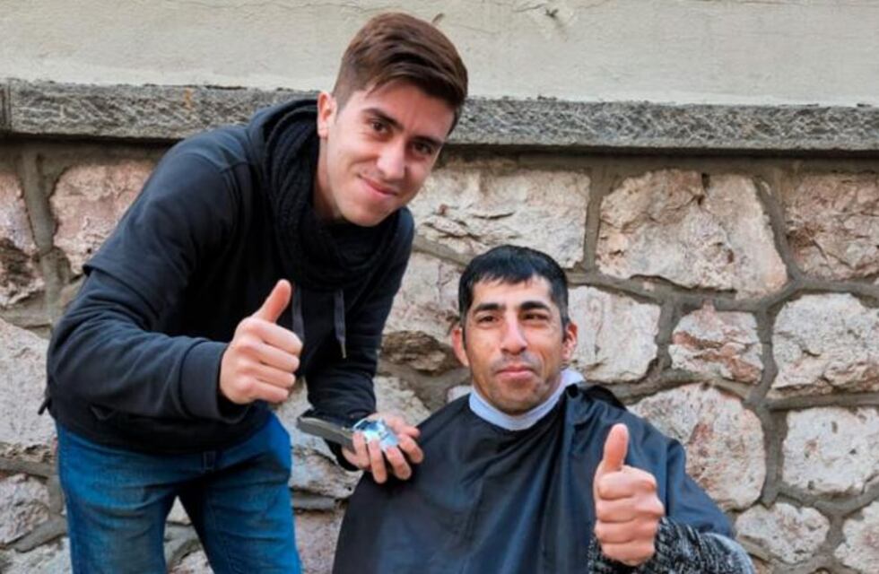 Córdoba: tiene 24 años y corta el pelo gratis a personas en situación de calle