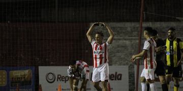 Agustín Burdesse, festeja uno de sus dos goles ante Libertad de Sunchales