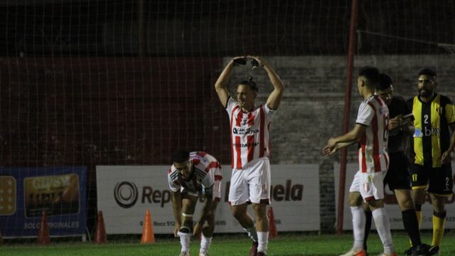 Agustín Burdesse, festeja uno de sus dos goles ante Libertad de Sunchales