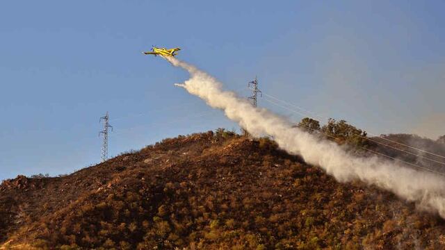 INCENDIO. Un avión del Plan de Manejo del Fuego en Punilla, el domingo (Gentileza Alejandro Pisetta).