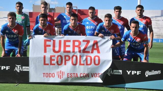 Los jugadores salieron al césped del 15 de Abril con una bandera para enviarle fuerza al santafesino. (@clubaunion)