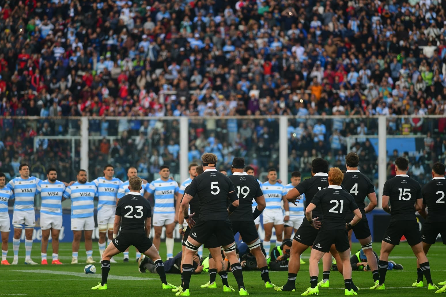 El momento del tradicional haka de All Blacks antes de enfrentar a Los Pumas en el estadio Mario Alberto Kempes. (Nicolás Bravo / La Voz)