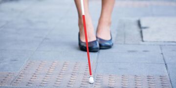 La joven estaba esperando en una esquina para que alguien la ayude a cruzar la calle. (Imagen ilustrativa).