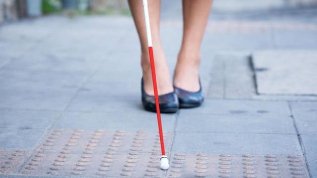 La joven estaba esperando en una esquina para que alguien la ayude a cruzar la calle. (Imagen ilustrativa).