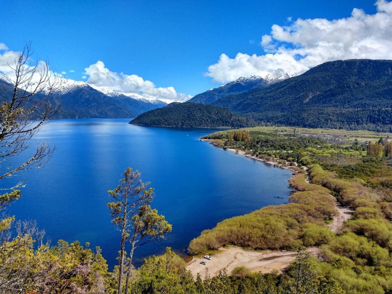 Las playas y montañas de Lago Puelo ofrecen escenarios ideales para descansar y contemplar la belleza de la Patagonia.