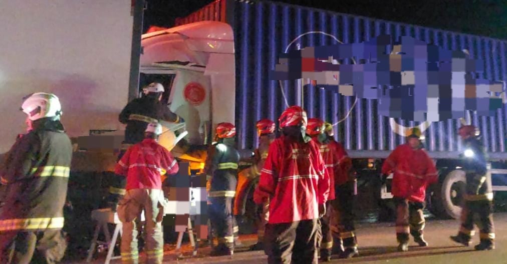 Bomberos arribaron al lugar para asistir a los camioneros heridos.