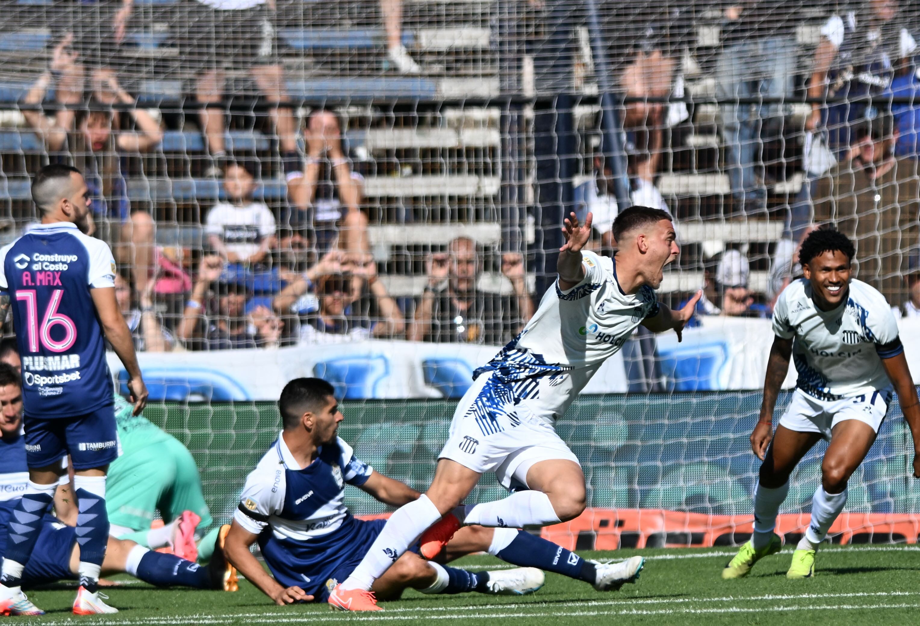 Talleres ante Gimnasia por la fecha 12. (Fotobaires).