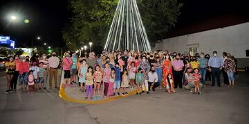 Se iluminó el Árbol de Navidad en Arroyito