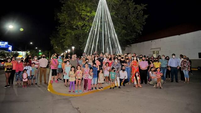 Se iluminó el Árbol de Navidad en Arroyito