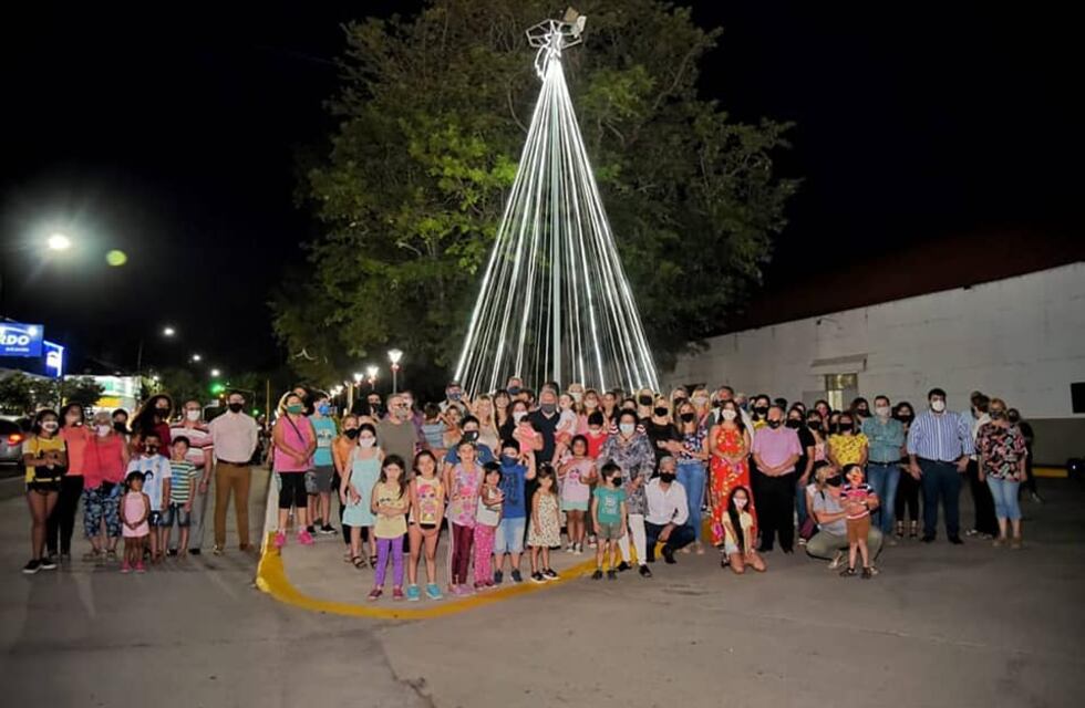 Se iluminó el Árbol de Navidad en Arroyito