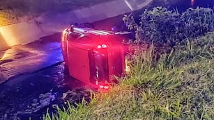 El auto fue robado y terminó en un desagüe de la Circunvalación de Córdoba.