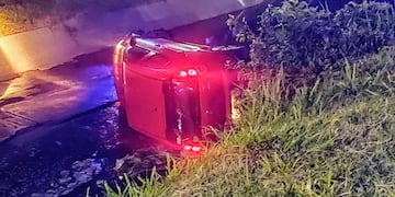 El auto fue robado y terminó en un desagüe de la Circunvalación de Córdoba.