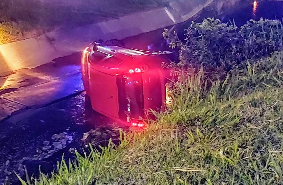 Se robó un Uber y cayó a un desagüe de Córdoba en el intento de escape