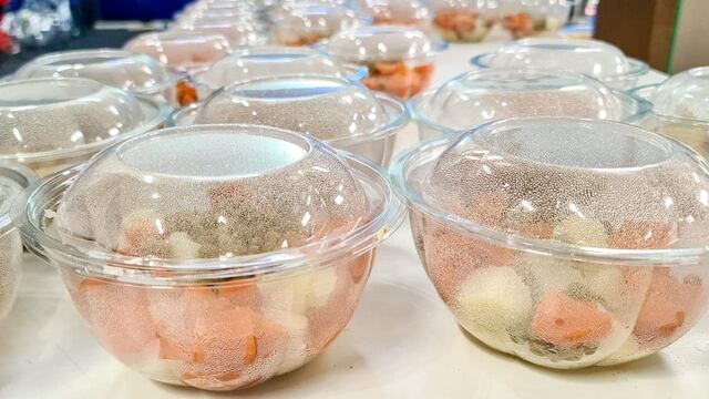 La municipalidad entregó 2.200 cenas navideñas a familias asistidas por la pandemia.