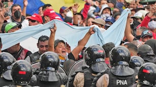 Hinchadas en la marcha de los jubilados. (AP)