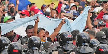 Hinchadas en la marcha de los jubilados. (AP)