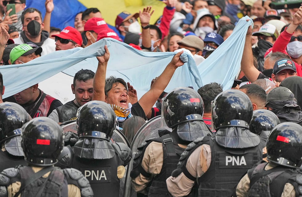 Marcha de los jubilados: la represión policial dejó decenas de heridos y un centenar de detenidos