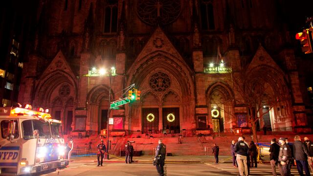 La policía en la puerta de la Catedral San Juan el Divino, en Harlem