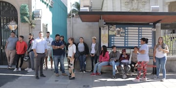 Prestadores y familiares de personas con discapacidad protestaron frente al IOSPER.