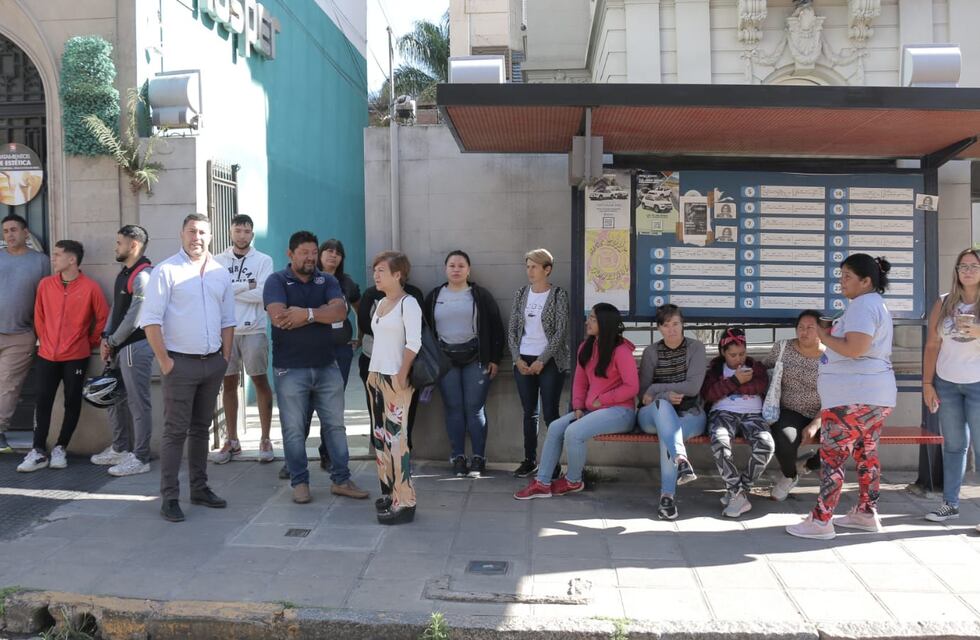 Familiares y prestadores de personas con discapacidad reclamaron frente al IOSPER