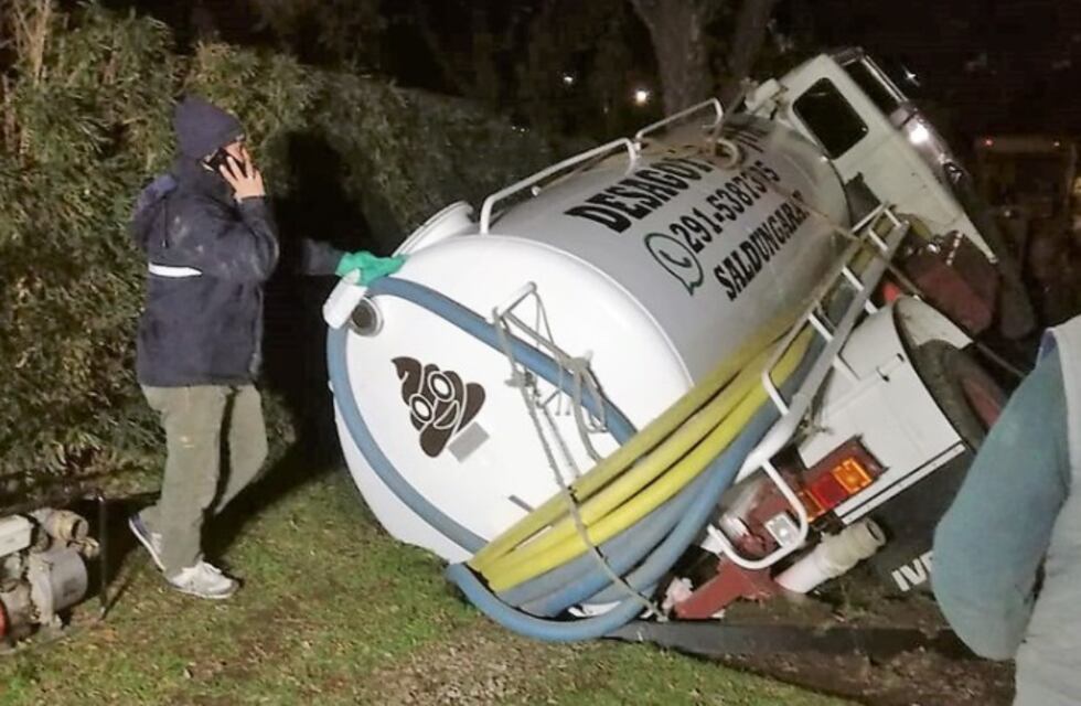 Un camión atmosférico se hundió en un pozo