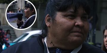 Alejandra, la agente platense que enseña las normas de tránsito en la calle.