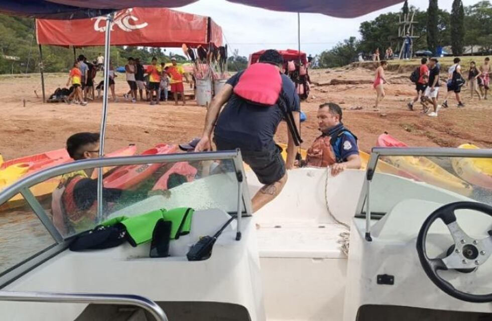 Rescatan a un niño que cayó de su embarcación en el Dique Celestino Gelsi