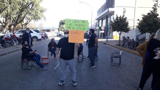 Protestas de gastronómicos nocturnos frente a la municipalidad de Rafaela